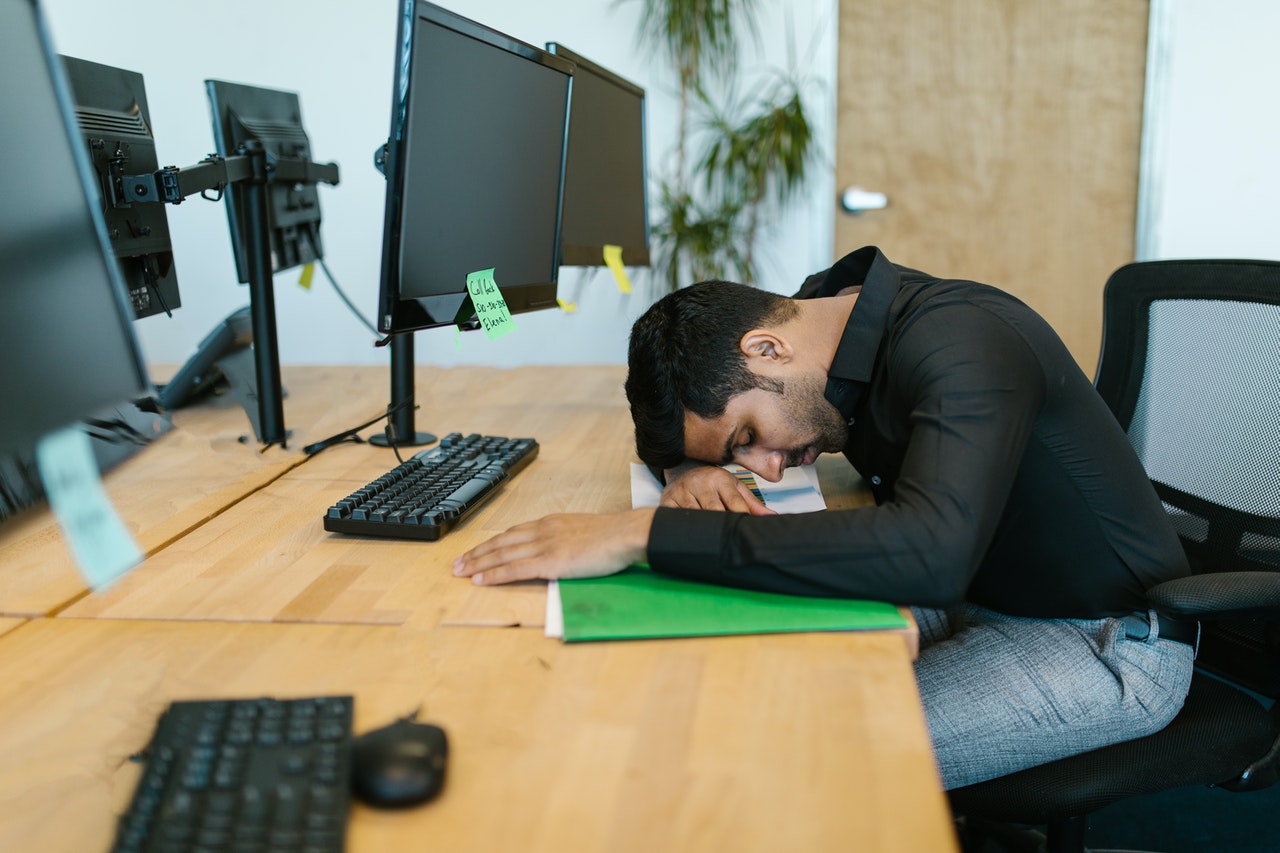5 ways to improve your sleeping habits while working remotely