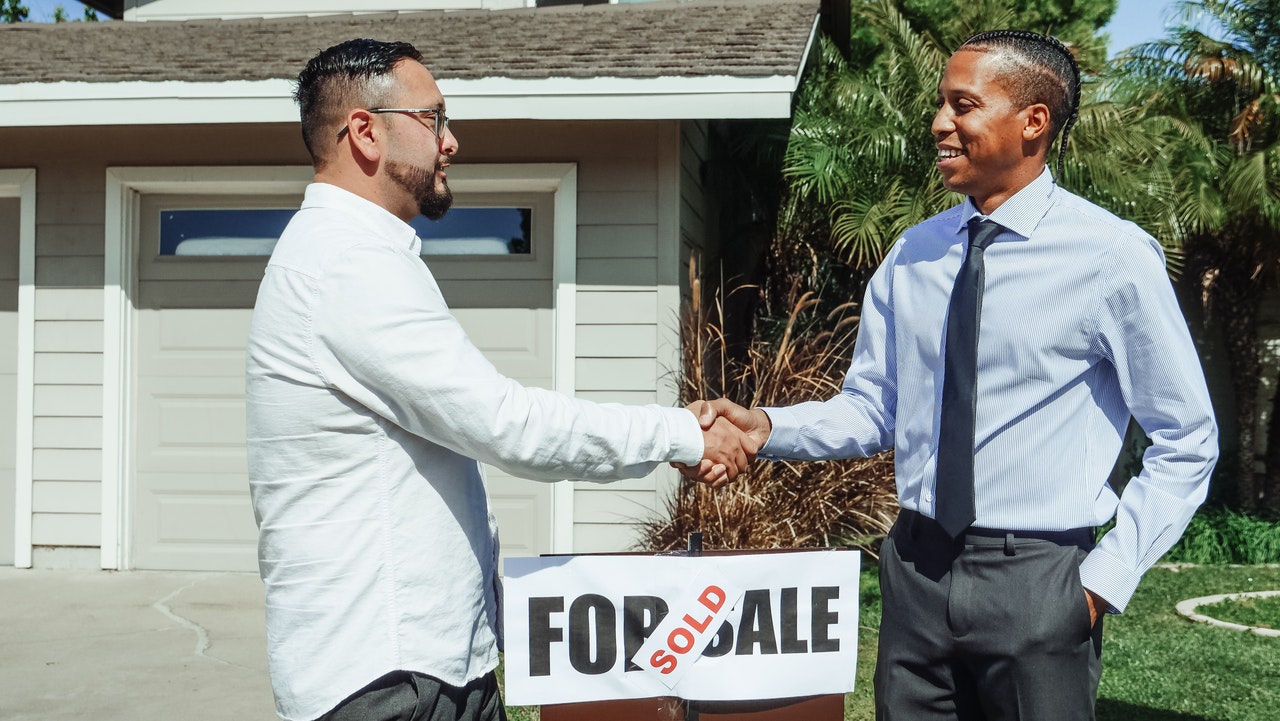 Hiring A Realtor: 7 Big Pros And Cons To Consider Now