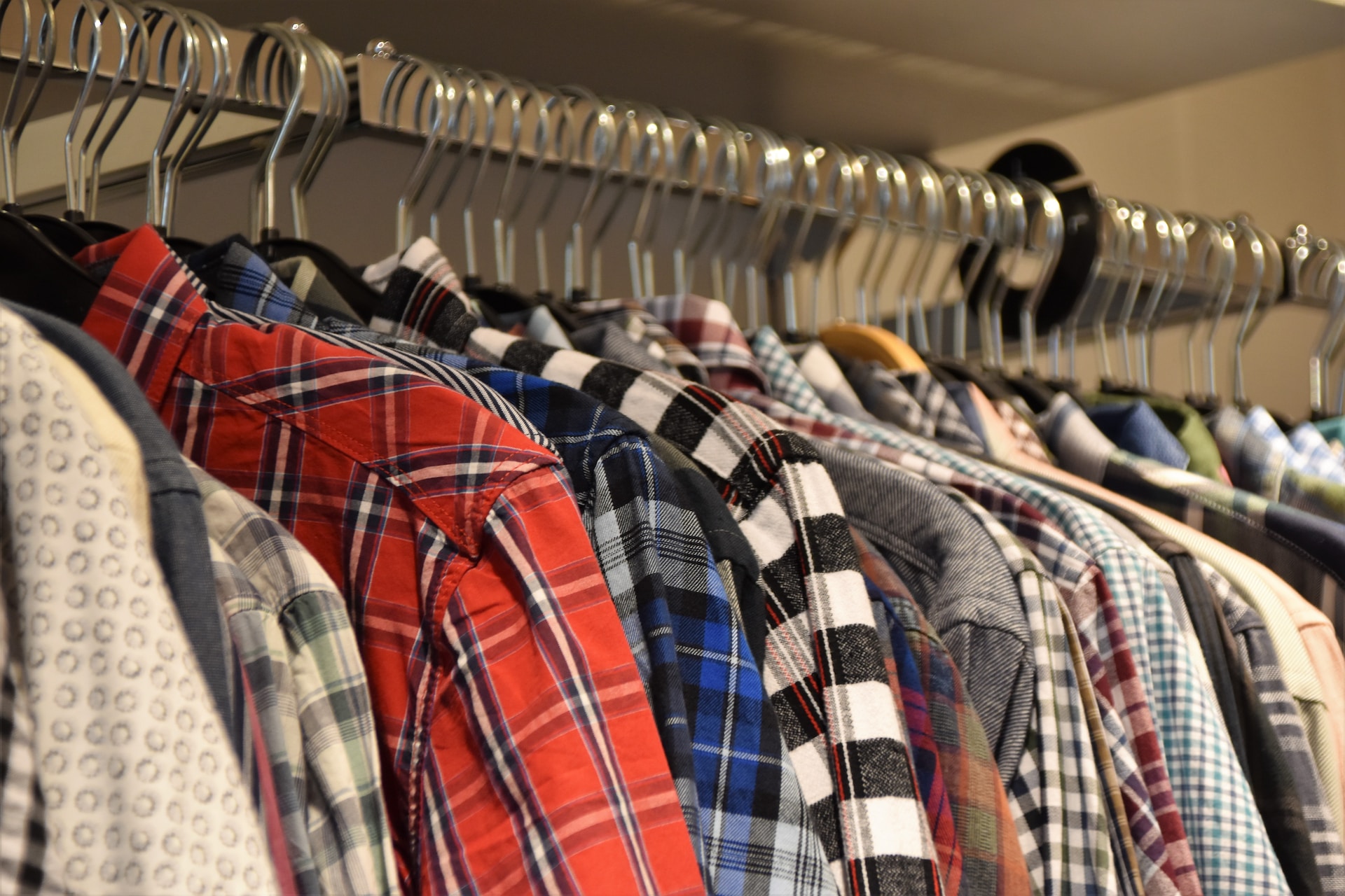 What is the Best Way to Sell Clothes? Online Vs Brick-and-Mortar Stores
